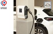 Borne Green'Up Premium en fonctionnement avec une voiture blanche en chargement