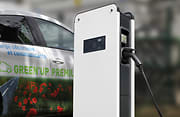Borne Green'up Premium en fonctionnement pour charger un véhicule