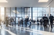 Hall d'un immeuble avec des personnes en mouvement