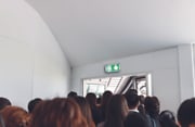 Nombreuses personnes devant une sortie de secours avec un bloc de secours URAPROOF V