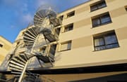 Immeuble avec cage d'escalier de secours extérieur