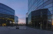 Vue extérieur de plusieurs immeubles à la tombée de la nuit