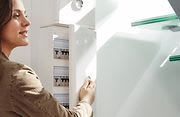femme-tableau-electrique-escalier-1080x720