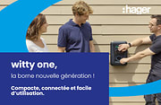 Technicien montrant l'installation d'une borne de recharge de véhicule électrique à des particuliers