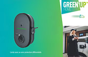 Prise encastrée Green'Up Access sur fond vert et bleu avec un garage couvert en arrière plan
