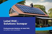 Maison vue de l'extérieur avec des panneaux solaires sur le toit
