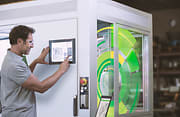 Homme travaillant sur une enveloppe PanelSeT SM