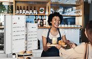 Une serveuse qui sert un plateau à une cliente avec visuel de coffrets électrique