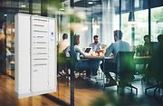 Plusieurs personnes dans un bureau qui échange ensemble avec le visuel d'un coffret électrique