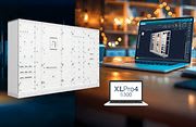 un ordinateur sur une table avec l'aperçu du logiciel XLPro 4 et des visuels de coffrets électrique