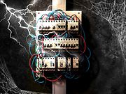 Tableau électrique avec de nombreux fils désordonnés accompagné d'un texte "Cablé comme jamais"